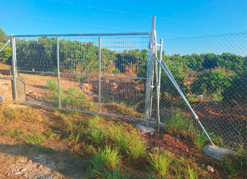 Puerta de acceso en instalación de malla simple torsión en Granada